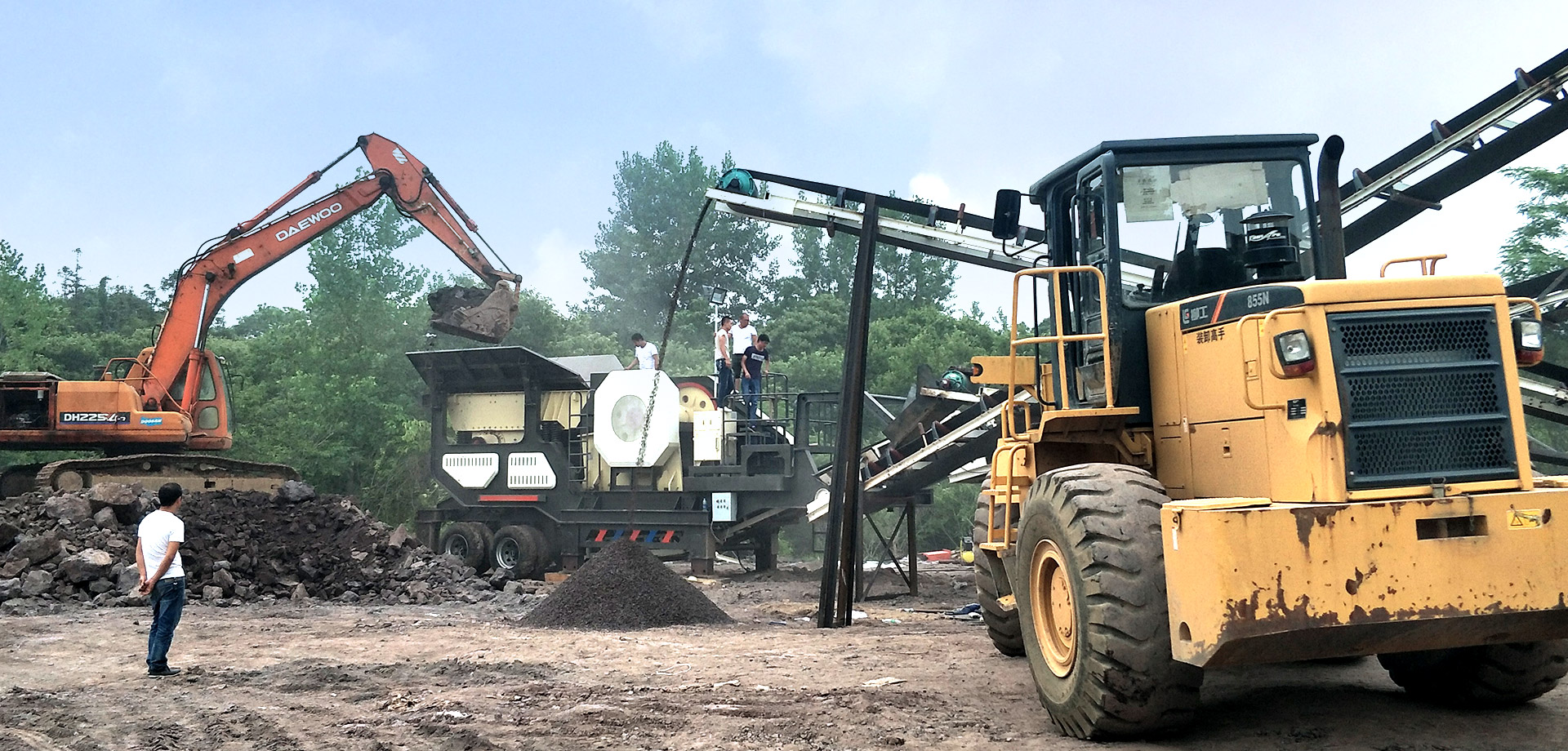 Производственная площадка мобильной гравийной дробилки производительностью 200 т / час