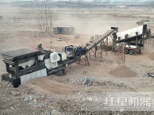 Строительная площадка автомобильной мобильной дробилки