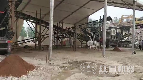 Видеосъемка небольшой мобильной дробилки Liangshan производительностью 300 тонн в час