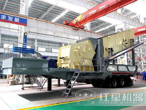 Мобильная дробилка калийного полевого шпата производительностью 50-80 тонн в час с разгрузкой материала 3-6 см