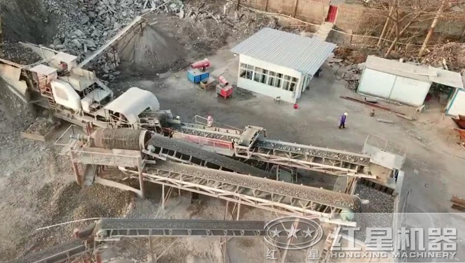Строительная площадка автомобильной мобильной дробилки производительностью 300 тонн в час