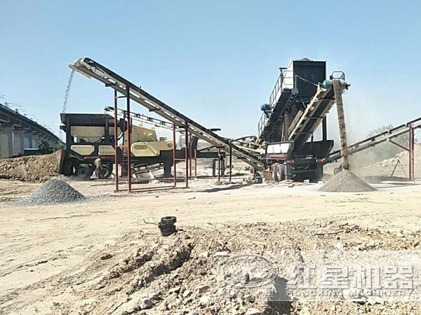 Строительная площадка мобильной пескоструйной установки на автомобиле