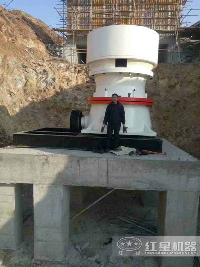 Большой каменный двор с крупногабаритной одноцилиндровой конусной дробилкой