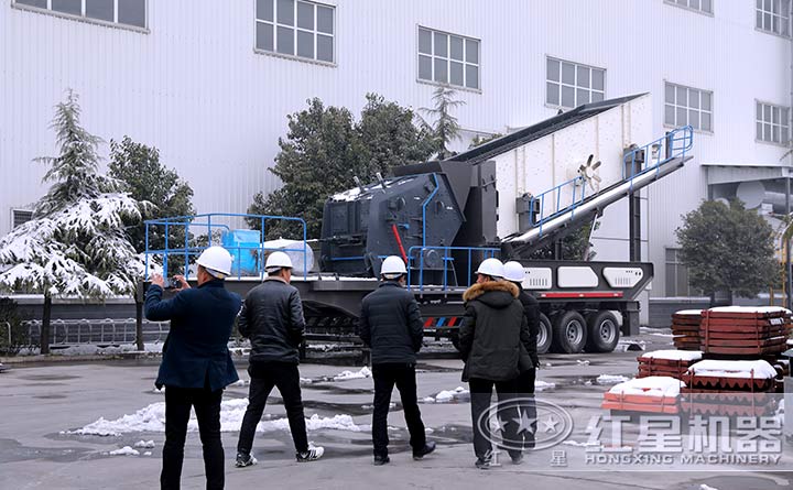Заказчики посещают завод мобильных дробилок