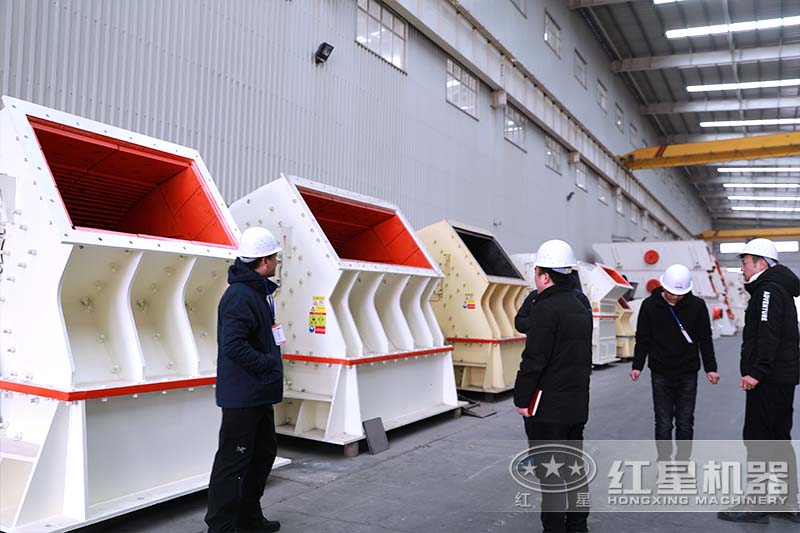 Посетители посещают завод по производству крупных молотковых дробилок